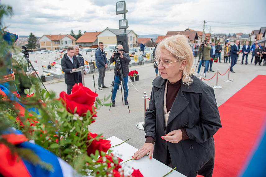 СОКОЛАЦ, 16. МАРТА /СРНА/ - У сарајевским Србима, који су након егзодуса прије 28 година смогли снаге да крену из почетка и из готово ничега изграде нови град, огледа се једна од битних карактеристика српског народа - да се након сваког страдања уздиже из пепела, истакла је данас на Сокоцу посланик ПДП-а у Представничком дому Парламентарне скупштине БиХ Мира Пекић.