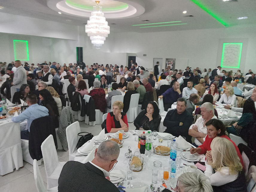 БИЈЕЉИНА, 16. МАРTА /СРНА/ - Завичајно удружење Тузлака у Бијељини организовало је вечерас седмо велико дружење током којег је поручено да Тузлаци настањени у Бијељини своју прошлост и своје поријекло не дају забораву.