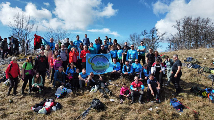 МРКОЊИЋ ГРАД, 17. МАРТА /СРНА/ - Планинарско-еколошко друштво "Видик" Мркоњић Град организовало је данас 17. Зимски успон на Димитор у којем је учествовало више од 350 посјетилаца из 18 планинарских друштава.