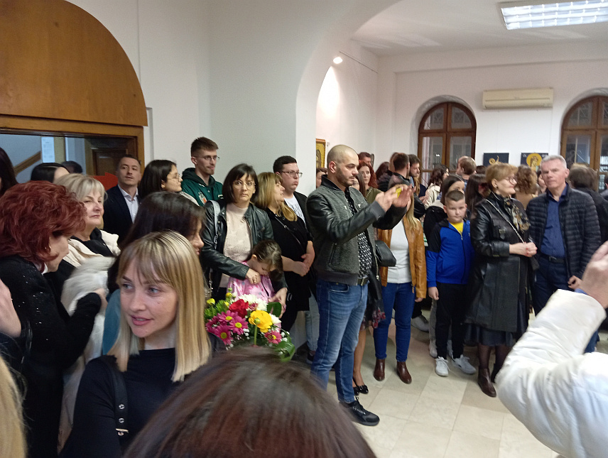 БИЈЕЉИНА, 17. МАРТА /СРНА/ - У Музеју Семберије у Бијељини вечерас је, поводом обиљежавања 20 година од мартовског погрома Срба на Косову и Метохији, отворена продајна хуманитарна изложба икона, а сав приход од продаје намијењен је угроженим српским породицама на Космету.