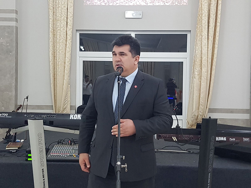 ЛОПАРЕ, 17. МАРТА /СРНА/ - Начелник општине Лопаре Радо Савић у Лопарама гдје је одржано донаторско вечеро за потребе изградње пута од манастира Рожањ до Прибоја.