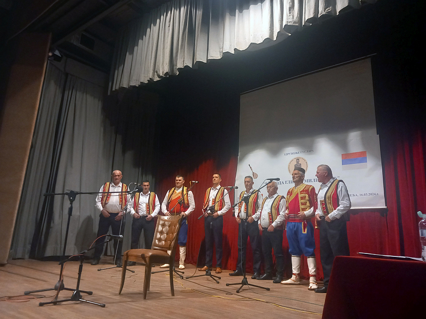 БИЛЕЋА, 17. МАРТА /СРНА/ - Удружење гуслара "Војвода Глигор Милићевић" из Билеће организовало је у билећком Дому културе вече гусала и изворног пјевања на коме су наступила удружења и пјевачке групе из источне Херцеговине, Црне Горе и Србије.