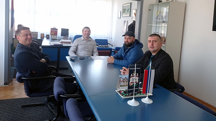 ПЕТРОВО, 18. МАРТА /СРНА/ - Начелник општине Петрово Озрен Петковић уручио је данас рјешења о новчаним подстицајима за произведено и продано кравље млијеко у износу 11.429 КМ Бојану Ристићу из Порјечине и 9.041 КМ Сави Стјепановићу из Петрова.