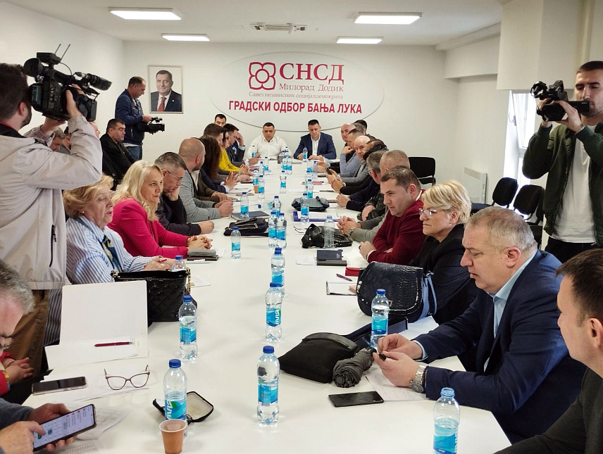 БАЊАЛУКА, 18. МАРТА /СРНА/ - Радни састанак Предсједништва Градског одбора СНСД-а Бањалука са генералним и организационим секретаром Срђаном Амиџићем и Игором Додиком, као и потпредсједником СНСД-а задуженим за локалне заједнице Мирославом Бојићем o припреми градске организације за предстојеће локалне изборе.