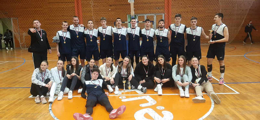 НОВИ ГРАД, 18. МАРТА /СРНА/ - Женска екипа Средњошколског центра "Ђуро Радмановић" Нови Град и мушка екипа Техничке школе Градишка биле су најуспјешније на регионалном такмичењу у кошарци за средње школе одржаном данас у Новом Граду у оквиру Малих олимпијских игара.