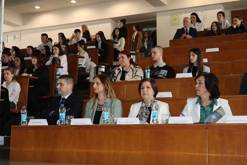 БАЊАЛУКА, 18. МАРТА /СРНА/ - Министар просвјете и културе Републике Српске Жељка Стојичић је поводом Свјетског дана рециклирања присуствовала проглашењу побједника и уручењу новчаних награда ученицима који су дали допринос рјешавању проблема у области рециклирања различитих врста материјала у оквиру такмичења "Рециклирај и буди хит".