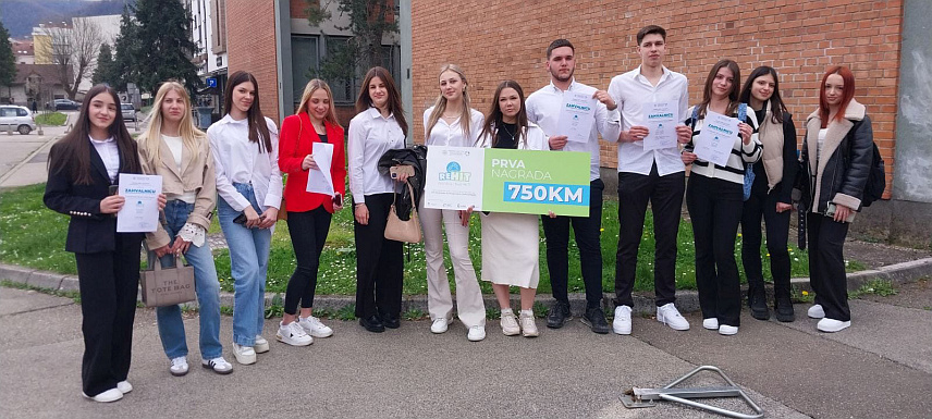 ИСТОЧНО НОВО САРАЈЕВО, 18. МАРТА /СРНА/ - Ученици трећег разреда Средње школе "28. јуни" из Источног Новог Сарајева побједници су такмичења "Рециклирај и буди хит", одржаног у Бањалуци, у конкуренцији од 23 екипе из цијеле БиХ.