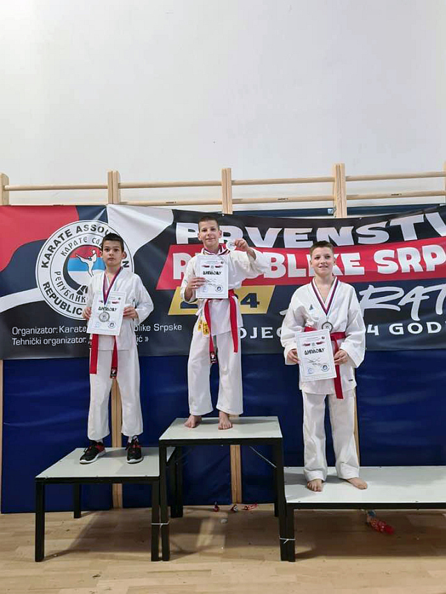 СОКОЛАЦ, 18. МАРТА /СРНА/ - Каратиста соколачког "Гласинца" Душан Остојић освојио је златну медељу на Првенству Републике Српске за дјецу до 14 годинана које је одржано у Бањалуци.