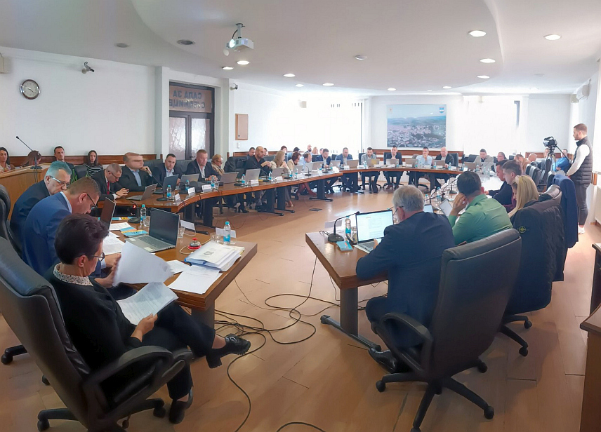 ПРЊАВОР, 19. МАРТА /СРНА/ - Скупштина града Прњавор усвојила је данас Етички кодекс којим се, између осталог, уређују принципи и правила понашања одборника, њихова одговорност, надлежност и поступак за утврђивање повреда и изрицање санкција.