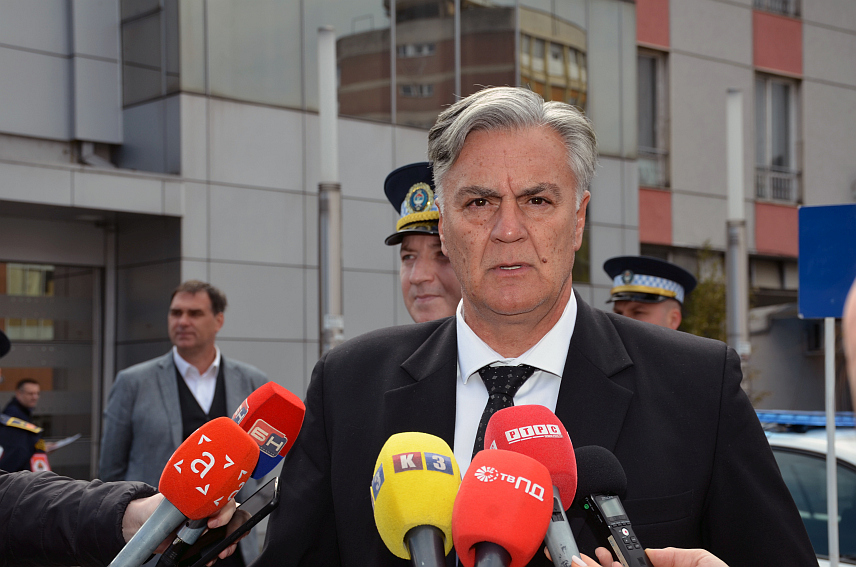 ПРИЈЕДОР, 19. МАРТА /СРНА/ - Министар унутрашњих послова Републике Српске Синиша Каран изјавио је да Кристијан Шмит није никакав чувар Дејтонског мировног споразума, већ безбједносни проблем у БиХ.