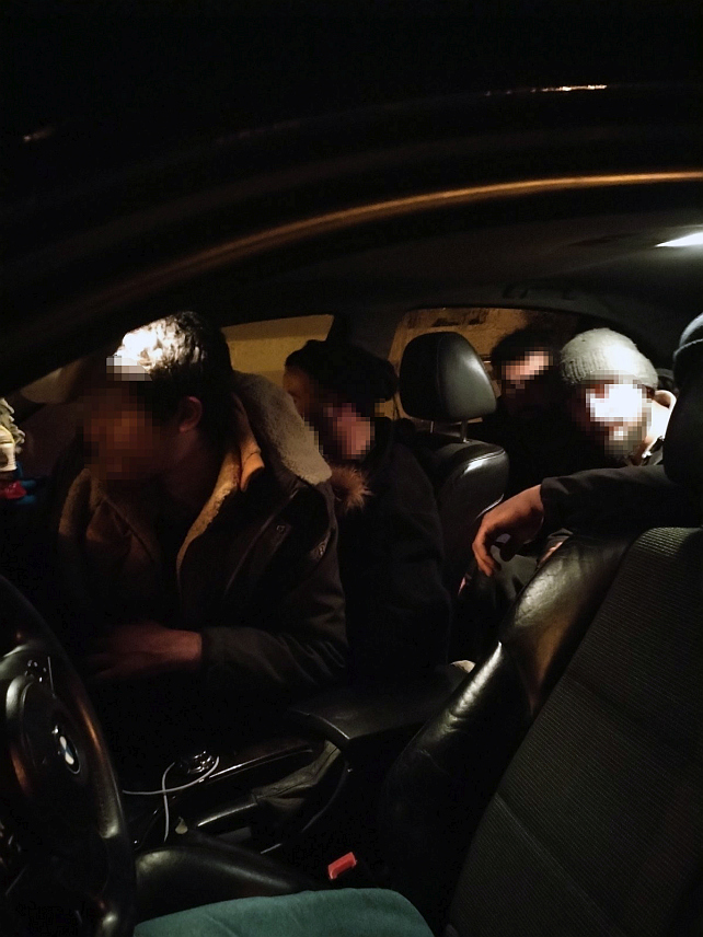 САРАЈЕВО, 19. МАРТА /СРНА/ - Припадници Граничне полиције БиХ ухапсили су четворицу држављана БиХ, након што су откривени у кријумчарењу 22 лица афроазијског поријекла у три одвојена случаја.