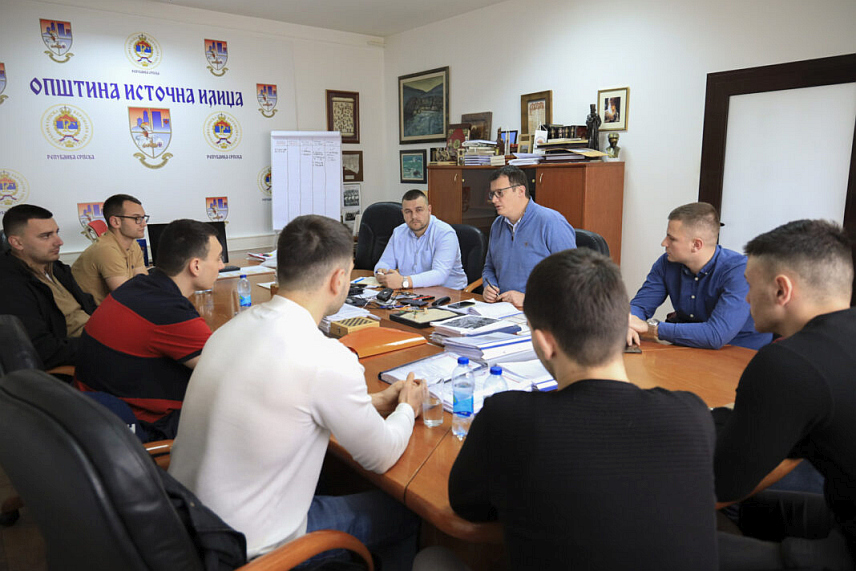 ИСТОЧНО САРАЈЕВО, 19. МАРТА /СРНА/ - Начелник општине Источна Илиџа Маринко Божовић данас је са студентима Електротехничког факултета Универзитета у Источном Сарајеву разговарао о њиховом одласку на овогодишњу "Електријаду" за шта им је обећао помоћ.