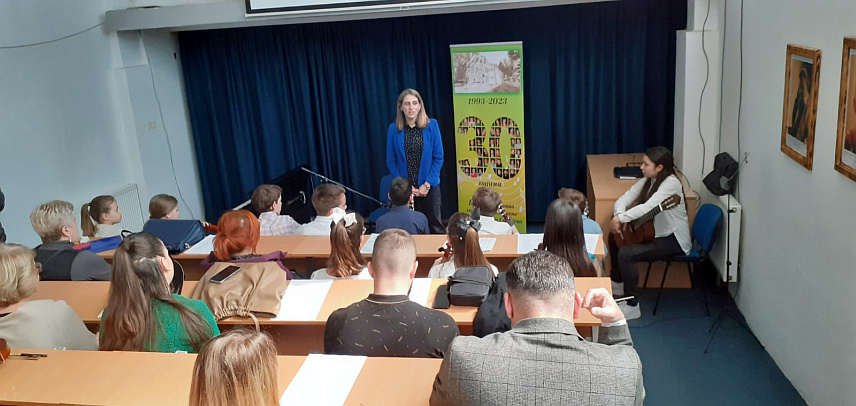 ПАЛЕ, 19. МАРТА /СРНА/ - Ученици Школе за основно музичко образовање Источно Сарајево одржали су данас концерт на Филозофском факултету на Палама поводом Свјетског дана поезије.