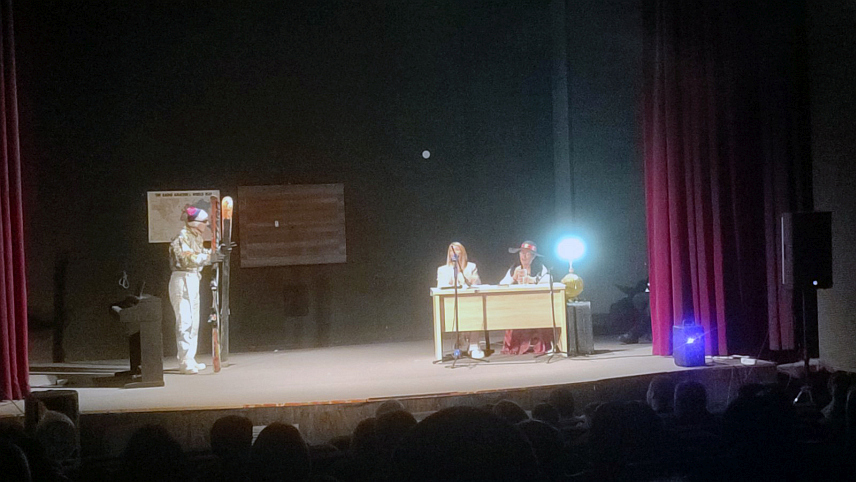 БРАТУНАЦ, 19. МАРТА /СРНА/ - Љубовијско драмско позориште вечерас је у пуној сали Дома културе у Братунцу извело представу "Други свет" у оквиру братуначких "Дана позоришта".