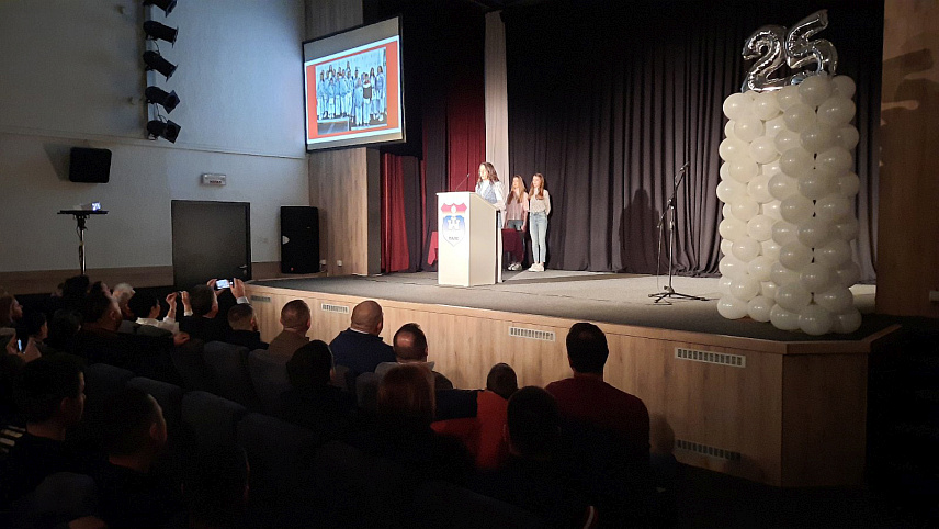 ПАЛЕ, 19. МАРТА /СРНА/ - Карате клуб "Романија" са Пала вечерас је обиљежио 25 година постојања пригодном свечаном академијом на којој су паљанској публици представљени остварени резултати и успјеси.