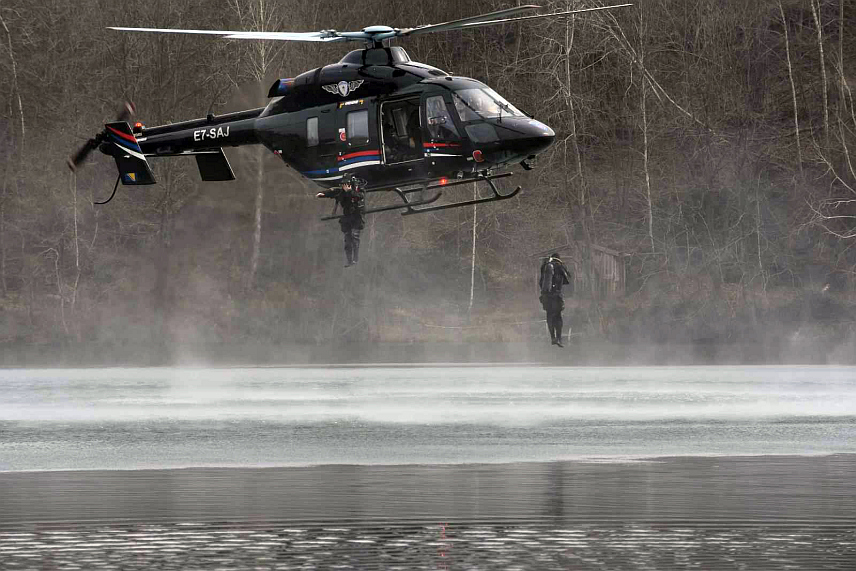 БАЊАЛУКА, 1. МАРТА /СРНА/ - Рониоци специјалних антитерористичких јединица /САЈ/ Министарстава унутрашњих послова /МУП/ Републике Српске и Србије и Жандармерије МУП-а Србије реализовали су "Обуку роњења у зимским условима на брзим ријекама" с циљем подизања нивоа оперативности ових тимова.