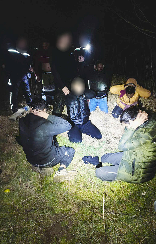 БЕОГРАД, 1. МАРТА /СРНА/ - Припадници Министарства унутрашњих послова /МУП/ Србије ухапсили су држављанина БиХ чији су иницијали С.М. /24/ и спријечили га да прошверцује илегалне мигранте преко границе Србије и БиХ.