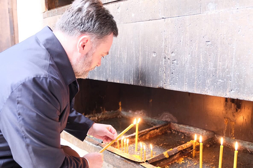 САРАЈЕВО, 1. МАРТА /СРНА/ - Замјеник предсједавајуће Савјета министара Сташа Кошарац јутрос је у Старој цркви на Башчаршији прислужио свијећу за покој душе српског свата Николе Гардовића, који је свирепо убијен на данашњи дан 1992. године.	
