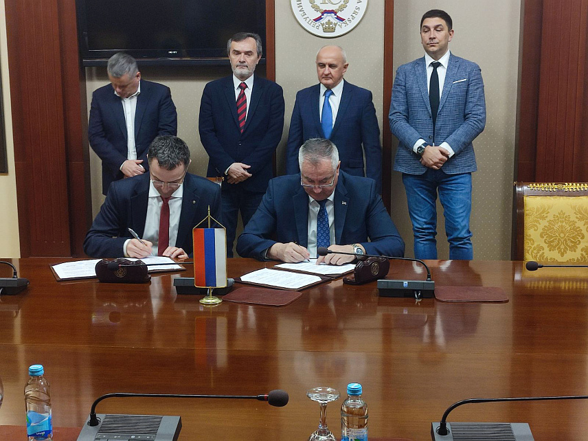 БАЊАЛУКА, 1. МАРTА /СРНА/ - Предсједник Владе Републике Српске Радован Вишковић потписао је данас у Бањалуци меморандум са "Маско групацијом" /MASCO group/ из Саудијске Арабије за пројекат соларне електране од 60 мегавата у Бијељини на земљишту која је власништво МУП-а Републике Српске.