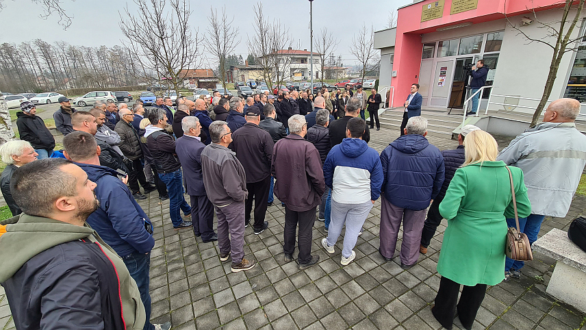 СТАНАРИ, 1. МАРТА /СРНА/ - У Станарима су мјештани и радници јавних установа протестовали јер није усвојен буџет за текућу годину, те апеловали на одборнике локалне Скупштине општине да што прије буде усвојен како се не би угрозило њихове финансирање и реализација пројеката у овој локалној заједници
