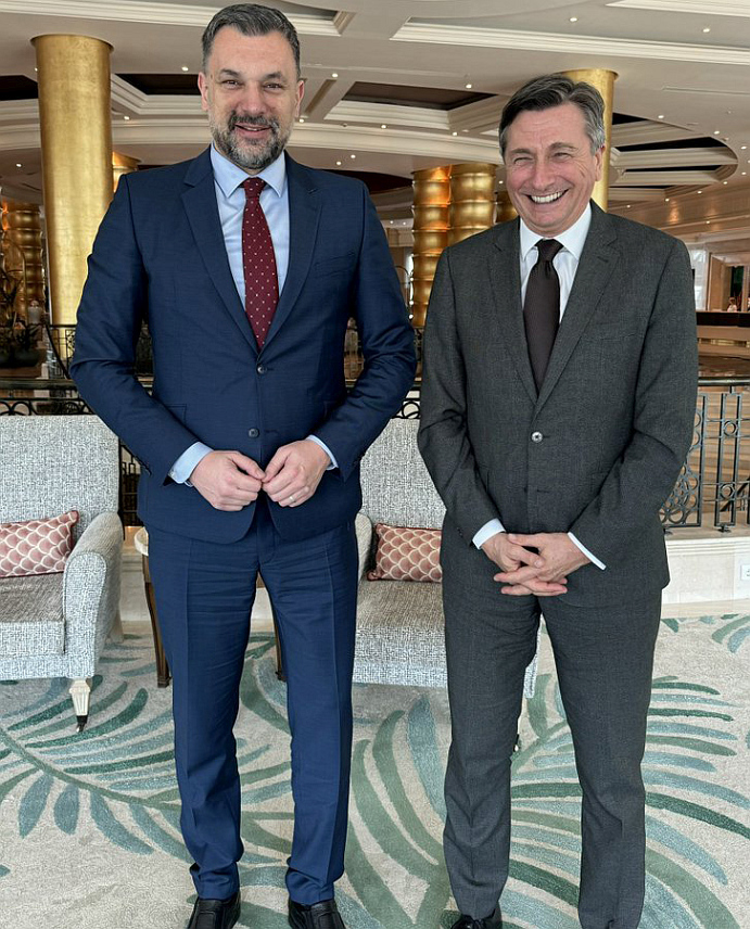 САРАЈЕВО, 1. МАРТА /СРНА/ - Министар иностраних послова у Савјету министара Елмедин Конаковић састао се данас на маргинама трећег Дипломатског форума у Анталији са бившим предсједником Словеније Борутом Пахором.