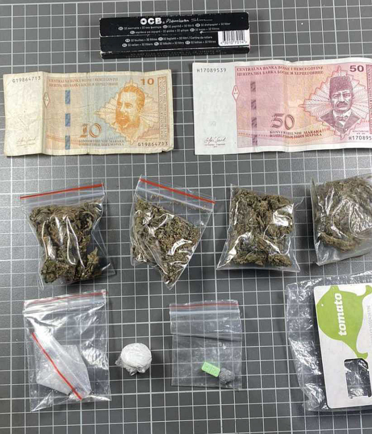 ДОБОЈ, 1. МАРТА /СРНА/ - Полиција је у Добоју ухапсила лице из федералне општине Усора чији су иницијали Ф.Р. због одбијања теста на дрогу, а у претресу аутомобила којим је управљао пронађени су марихуана, спид и екстази.