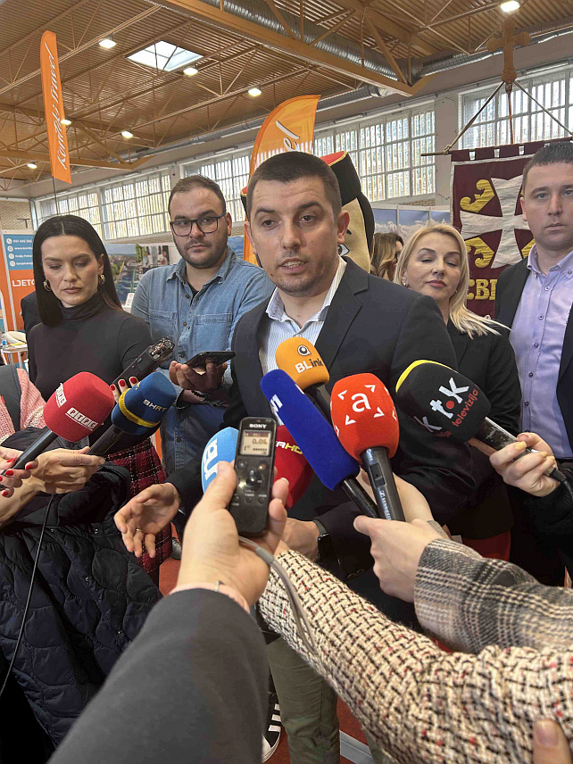 БАЊАЛУКА, 1. МАРТА /СРНА/ - Министар трговине и туризма Републике Српске Денис Шулић оцијенио је да би статус за БиХ као кандидата за ЕУ био подстрек за домаће политичаре, чије је договоре минирао дио међународне заједнице.