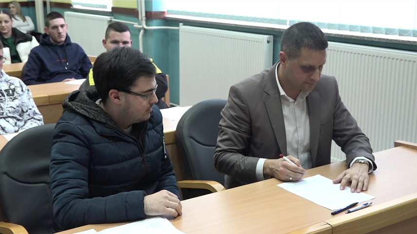 ЧЕЛИНАЦ, 1. МАРТА /СРНА/ - Начелник општине Челинац Владо Глигорић потписао је уговоре о стипендирању са 71 средњошколцем и 40 студената са подручја општине, за чију намјену ће из буџета бити издвојено 120.000 КМ.