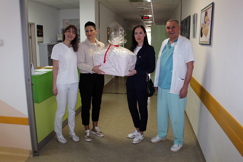 БАЊАЛУКА, 1. МАРТА /СРНА/ - Форум жена Социјалистичке партије Српске /СПС/ дариваће породилишта у Републици Српској поводом Дана жена, 8. марта, а данас су најпотребнију опрему поклониле породилиштима у Невесињу и Требињу.