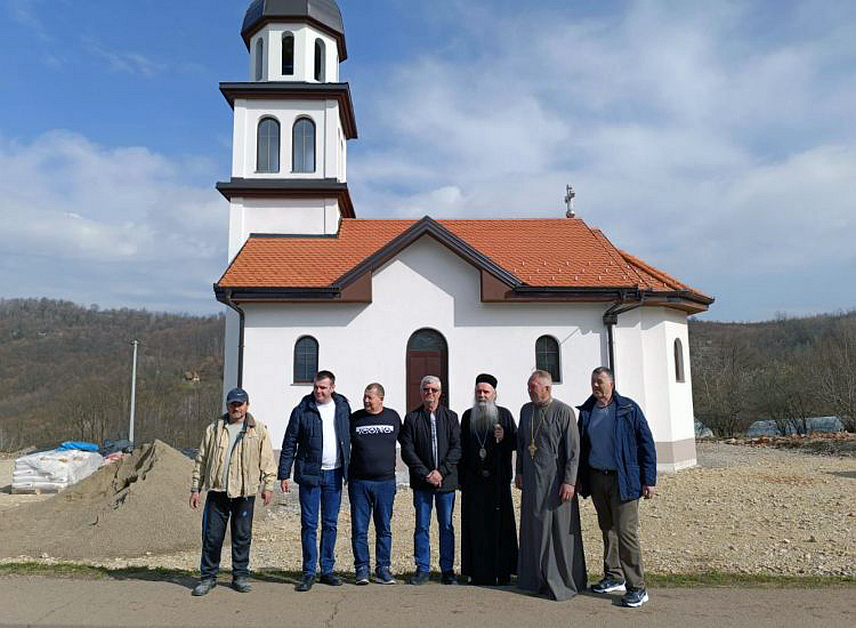 ЛОПАРЕ, 1. МАРТА /СРНА/ - Његово преосвештенство епископ зворничко–тузлански Фотије посјетио је данас Парохију тобутску на подручју општине Лопаре и благословио наставак изградње храма у насељу Мезграја-Косе.