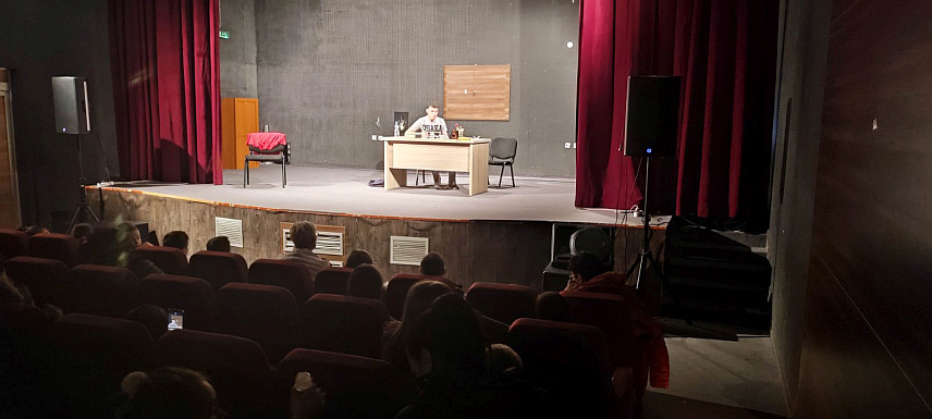 БРАТУНАЦ, 1. МАРТА /СРНА/ - Глумци "Дис театра" из Зворника вечерас су у оквиру ревијалног Фестивала дјечијег позоришта у Братунцу извели дјечију представу "Јутро је паметније од вечери" и изазвали одушевљење међу публиком.