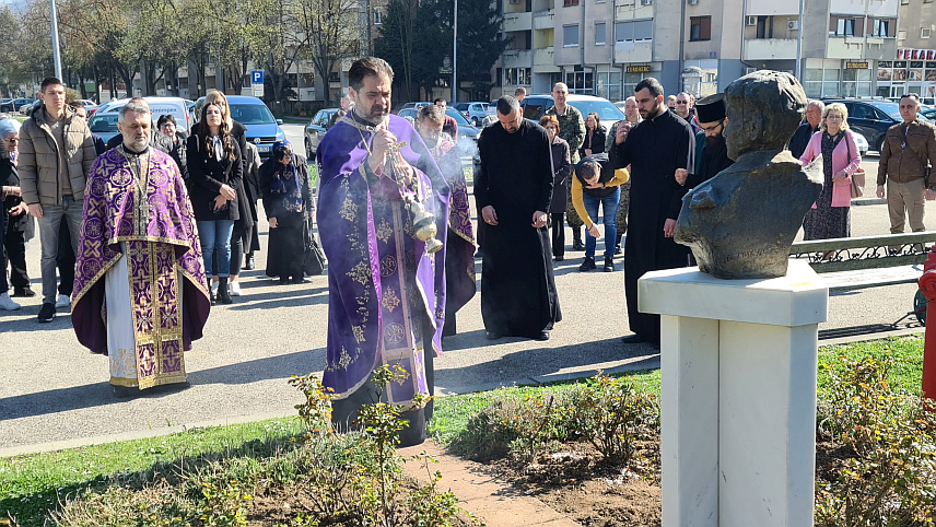 ДОБОЈ, 20. МАРТА /СРНА/ - У порти Спомен-храма Рођења Пресвете Богородице у Добоју данас је служен помен најмлађем одликованом борцу Војске Републике Српске Споменку Гостићу који је погинуо на данашњи дан прије 31 годину на озренско-маглајском ратишту.