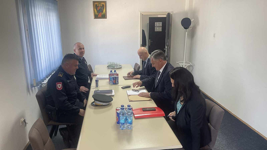 БАЊАЛУКА, 20. МАРТА /СРНА/ - Министар унутрашњих послова Републике Српске Синиша Каран и директор Полиције Српске Синиша Кострешевић разговарали су данас у Теслићу са руководством Полицијске управе Добој и теслићке Полицијске станице о стању безбједности на подручју ове општине, које је оцијењено добрим.