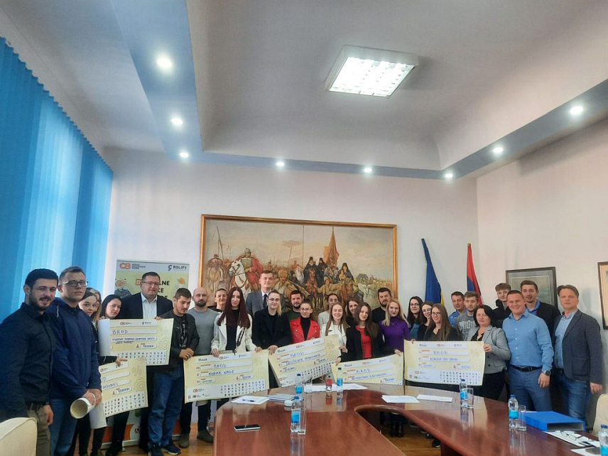 БРОД, 20. МАРТА /СРНА/ - У Броду су данас потписани уговори са 20 неформалних група младих чије пројекте ће финансирати Омладинска банка, локална заједница и учесници неформалних група младих, укупне вриједности пројеката 54.145 марака.