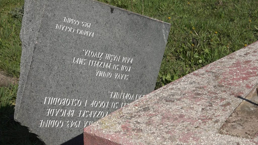 ПРИЈЕДОР, 20. МАРТА /СРНА/ - На простору некадашње фабрике цигле у Приједору непознати починилац уништио је таблу на спомен-обиљежју подигнутом у знак сјећања на мјесто гдје је током Другог свјетског рата био усташки логор.