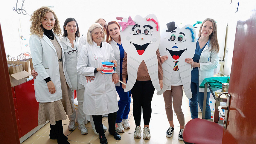 БАЊАЛУКА, 20. МАРТА /СРНА/ - Поводом Међународног дана оралног здравља 20. марта Служба за стоматолошку здравствену заштиту бањалучког дома здравља су уз занимљив програм, обавили здравствено васпитни рад са дјецом узраста од шест година у основној школи "Борисав Станковић", те подијелили пригодне пакете чији је садржај четкица и паста за зубе те флаширана вода.