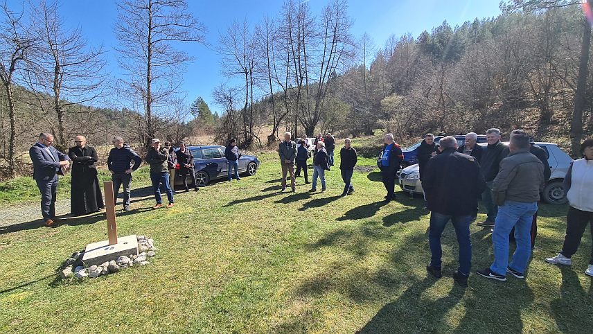 ЛУКАВАЦ, 20. МАРТА /СРНА/ - Некадашњи мјештани српског насеља Горња Бријесница, које припада Лукавцу у Федерацији БиХ /ФБиХ/, протестовали су данас на молитвишту због недавног оштећења крста, трећег по реду, а скуп су подржали начелници општина Петрово и Вукосавље Озрен Петковић и Борислав Ракић.