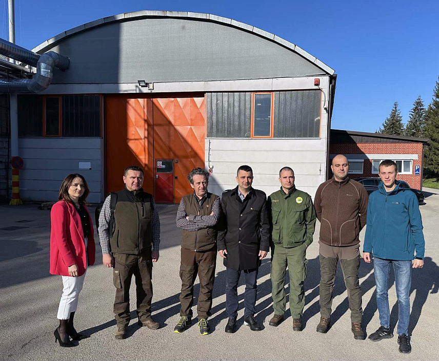 БАЊАЛУКА, 20. МАРТА /СРНА/ - Компанија "Стандард" из Прњавора донирала је данас Јавном предузећу "Шуме Републике Српске" 1.000 садница смрче којима ће бити пошумљена планина Љубић.