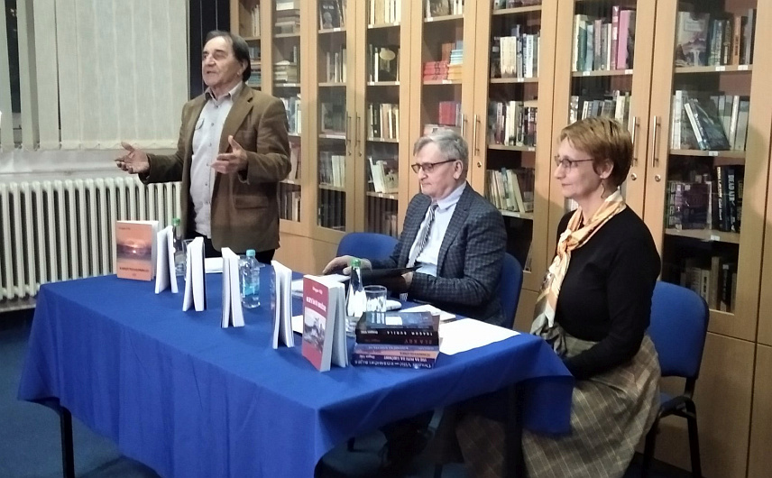 ИСТОЧНО САРАЈЕВО, 20. МАРТА /СРНА/ - Матична библиотека Источно Сарајево организовала је књижевно вече Драгана Вилића, аутора 21 књиге који се послије 24 године поново представља публици у овом граду.
