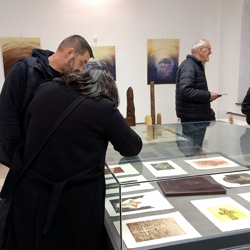 БИЈЕЉИНА, 20. МАРТА /СРНА/ - У Музеју Семберије вечерас је отворена изложбе слика, скулптура и инсталација академског вајара и графичара Милијанка Михољчића.
