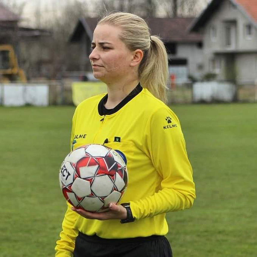 ПАЛЕ, 20. МАРТА /СРНА/ - Универзитетски професор и фудбалски судија Весна Милетић /32/ са Пала недавно је изабрана за најбољег фудбалског судију Републике Српске - добитница је награде "Ратко Крагуљ", која јој, како каже, представља мотивацију да буде још боља.