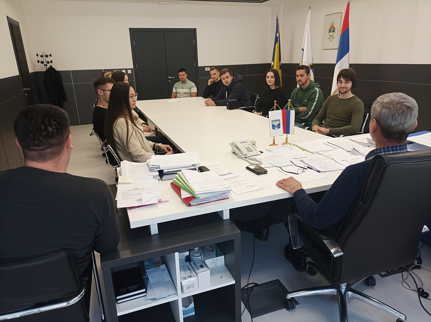 КОТОР ВАРОШ, 21. МАРТА /СРНА/ – Начелник општине Котор Варош Зденко Сакан данас је током пријема за 10 студената, који су остварили право на стипендију у академској 2024. години, похвалио њихов труд и учење, те обећао да ће општинска администрација и убудуће стипендирањем помагати њихово школовање.