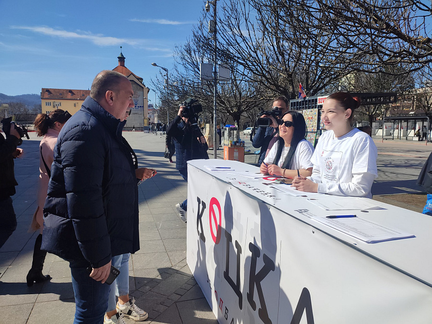 БАЊАЛУКА, 21. МАРТА /СРНА/ - Шеф Клуба ПДП-а у Народној скупштини Републике Српске Игор Црнадак потписао је данас петицију о забрани рада коцкарница и кладионица у кругу од 500 метара од школа у Бањалуци коју је иницирао градоначелник Драшко Станивуковић.