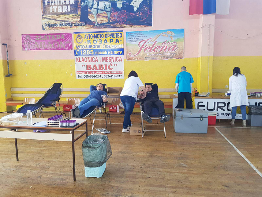 КОЗАРСКА ДУБИЦА, 21. МАРТА /СРНА/ - Општинска организација Црвеног крста Козарска Дубица данас је организовала и спровела прву овогодишњу акцију добровољног давалаштва крви у којој је учествовало 136 давалаца.