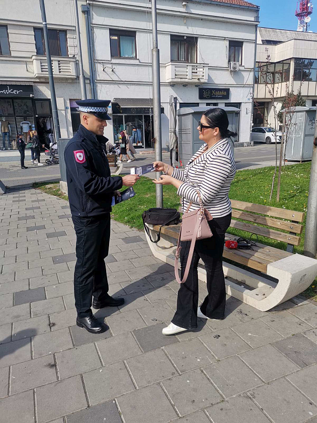 БИЈЕЉИНА, 21. МАРТА /СРНА/ - Припадници Полицијске управе Бијељина данас су у центру града грађанима дијелили промотивне летке у оквиру кампање "Поштуј живот, не оружје", чији је циљ да се становништво упозна о опасностима нестручног руковања ватреним оружјем.