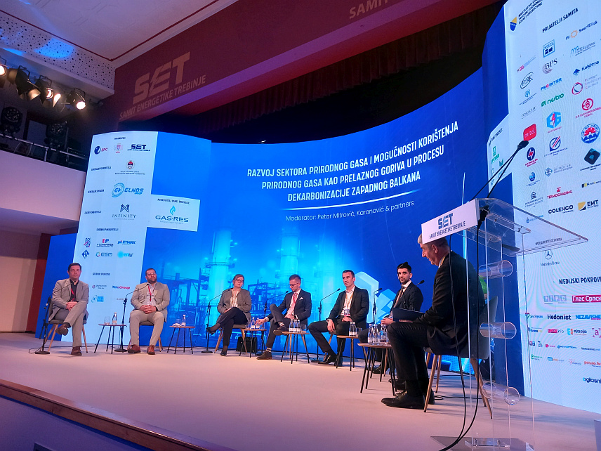 TРЕБИЊЕ, 21. МАРТА /СРНА/ - У БиХ, односно Републици Српској треба изградити инфраструктуру за кориштење гаса као прелазног енергента да би се лакше пребродио процес декарбонизације, закључак је панела о могућности кориштења природног гаса као прелазног горива у процесу декарбонизације на Самиту енергетике у Требињу.