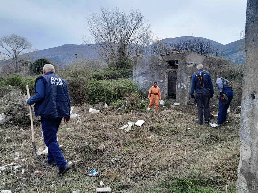 TРЕБИЊЕ, 22.МАРТА /СРНА/ - У Tребињу је у току акција уређења града, поводом обиљежавања Свјетског дана вода, у којој учествује велики број људи.