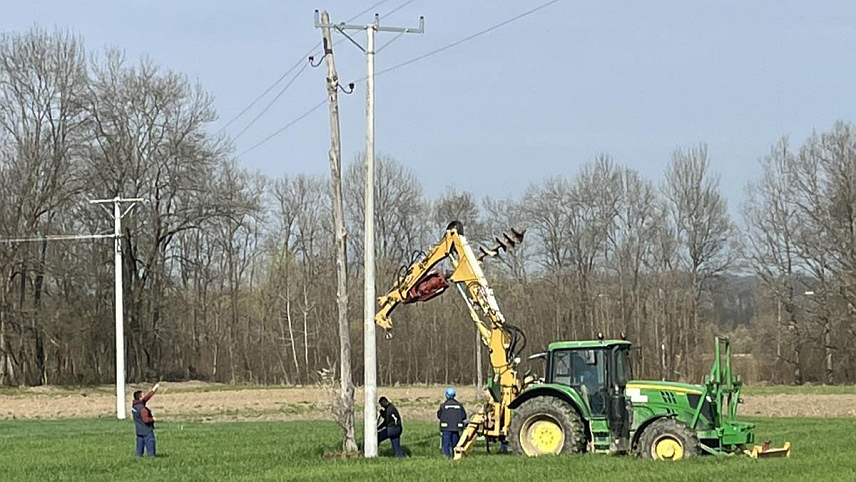 СТАНАРИ, 22. МАРТА /СРНА/ - У станарском насељу Брестово данас су почели радови на реконструкцији електромреже који се изводе на основу споразума о пословно-техничкој сарадњи са "Електрокрајином".