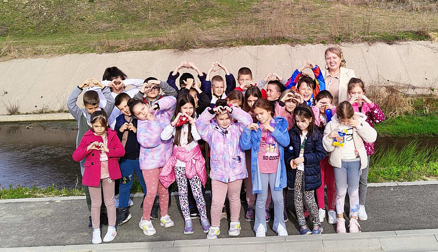 УГЉЕВИК, 22. МАРТА /СРНА/ - Ученици другог разреда Основне школе "Алекса Шантић" у Угљевику обиљежили су данас Свјетски дан вода чишћењем обале ријеке Јање, израдом плаката "Вода за мир" и изложбом о теми воде и мира.