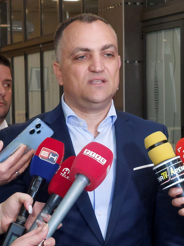 БИЈЕЉИНА, 22. МАРТА /СРНА/ - Министарство пољопривреде, шумарства и водопривреде Републике Српске опредијељено је да помогне домаћим фармама свиња да занове производњу након што је истекла забрана усељавања грла на имањима на којима је било потврђено присуство вируса афричке куге, те позива фармере да се све обавља под надзором надлежне ветеринарске организације и према протоколу, изјавио је помоћник министра за ветеринарство Негослав Лукић.
